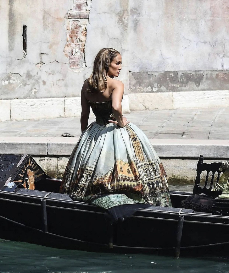 Как выглядит богатая венецианская догаресса? Показывает Дженнифер Лопес в кутюре и в гондоле