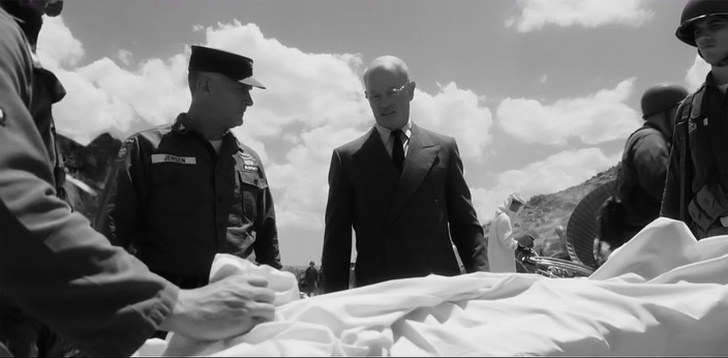 Нил Макдонаф в роли Дуайта Эйзенхауэра, он не черный и не белый — он черно-белый, как и половина десятого сезона