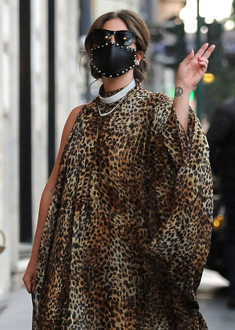 Леопардовая туника, чокер с кристаллами и маска с шипами: Леди Гага в образе итальянской дивы