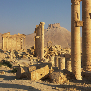 Некогда цветущий город Пальмира - ныне бедная деревушка в Сирии, знаменитая развалинами величественных сооружений.