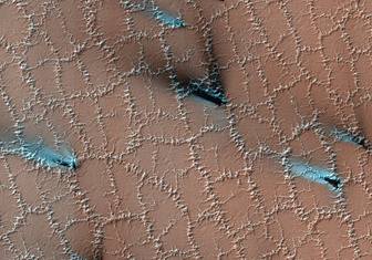 Белым по красному: ученые объяснили странные узоры и «брызги» на поверхности Марса
