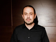 Женат 15 лет, но обнимал Аню Покров и секретничал с Водонаевой. Олег Верещагин и «Звезды в Африке»