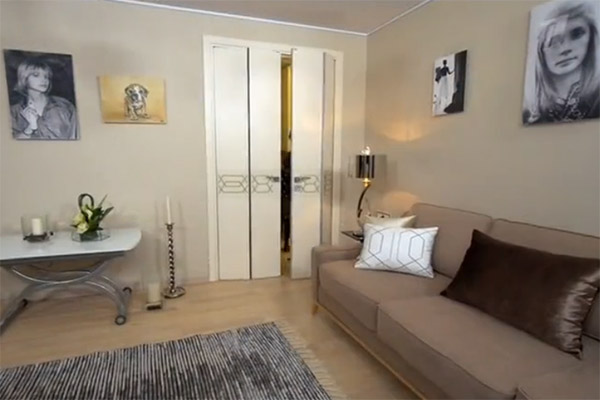 В гостиной установили складную дверь с уникальной системой открывания, которая называется «компакт» и особенно подходит для небольших комнат