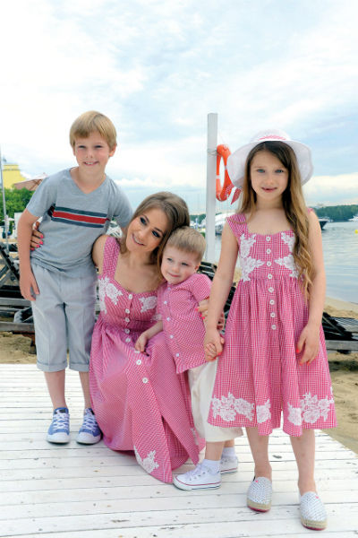 Юлия Барановская с детьми: 9-летним Артемом, 3-летним Арсением и 7-летней Яной