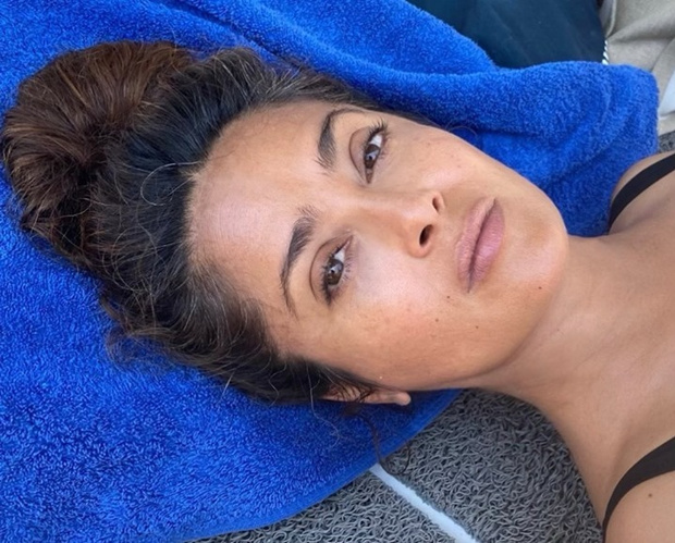 54-year-old Salma Hayek arranged a photo shoot in an open swimsuit