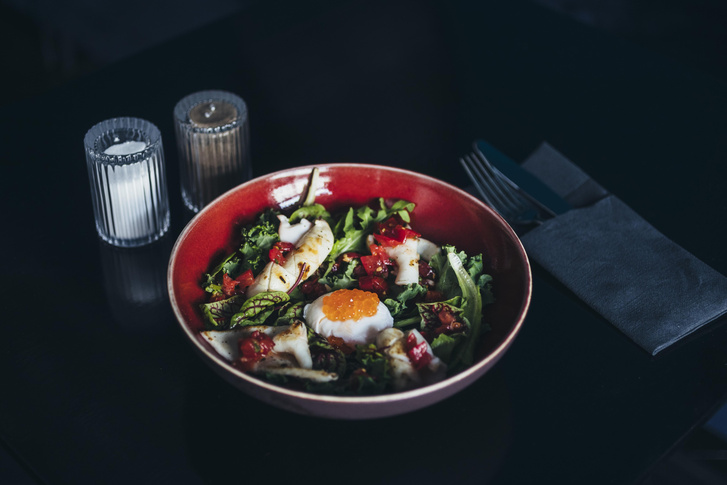 Кухня ELLE DECORATION: салат с кальмарами и яйцом пашот