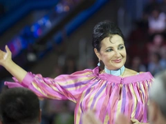 В леопарде и с жемчугом на шее: разведенная Ирина Винер стала королевой вечеринки сестер Авериных