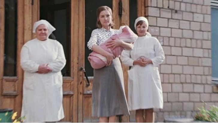 «Штабелями на каталочке»: женщины рассказали, как рожали в советских роддомах