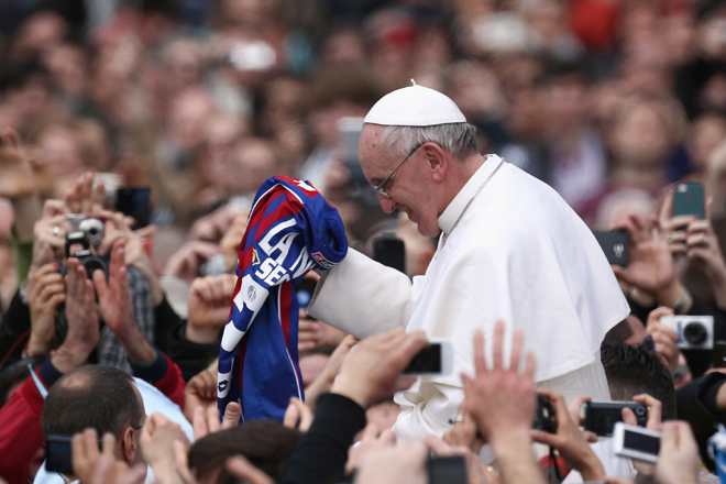 Папа римский Франциск и игроки футбольной команды Буэнос-Айреса