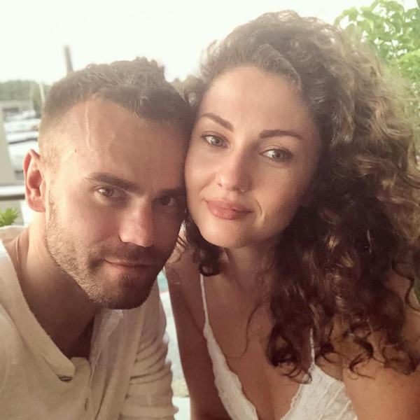 «Она меня целует»: Акинфеев и его супруга стали героями нового клипа группы «Руки Вверх!»