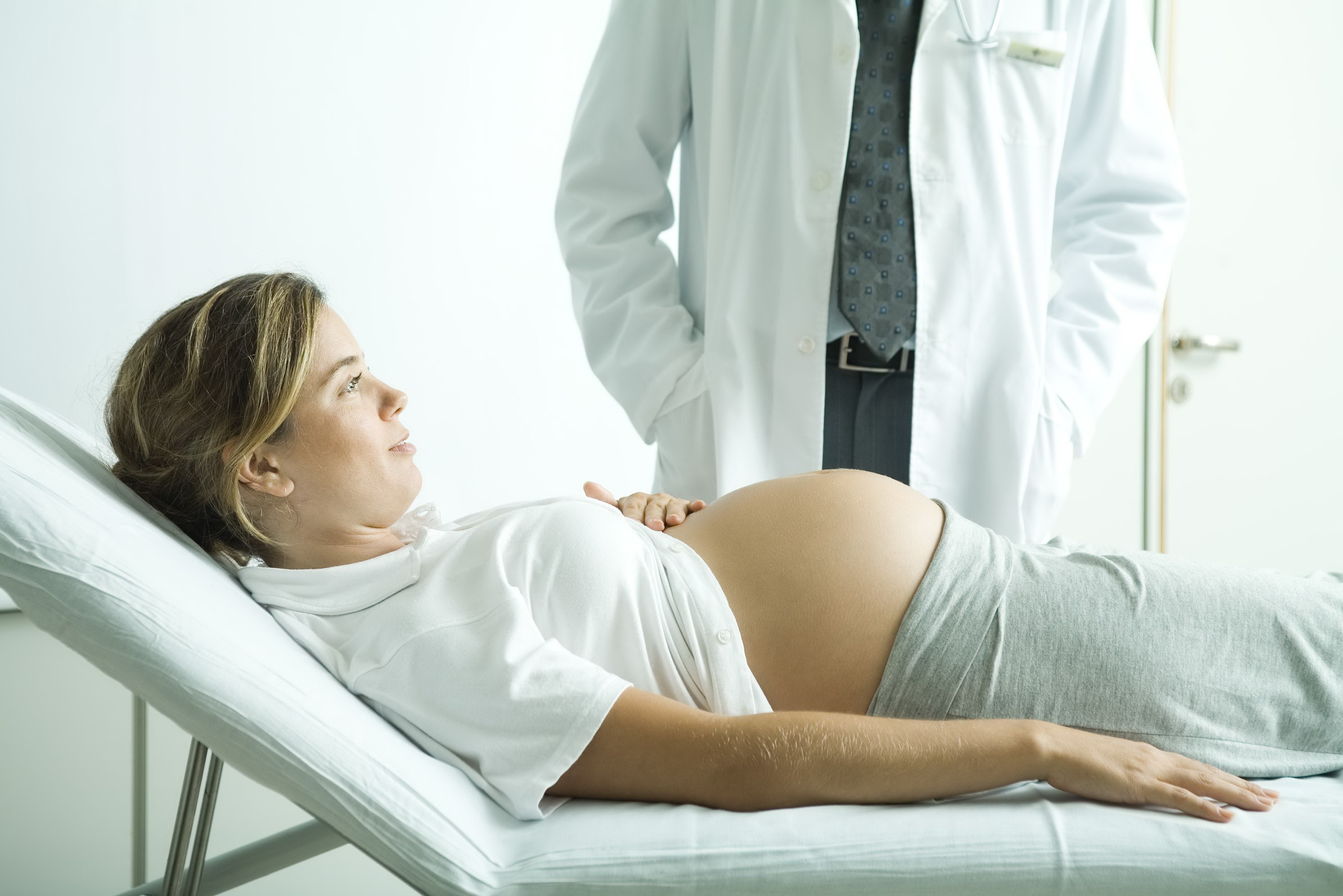 Беременность после 35 недель. Стол для беременных в больнице. Американский колледж акушеров и гинекологов. Роды после 35. Беременность после 35.