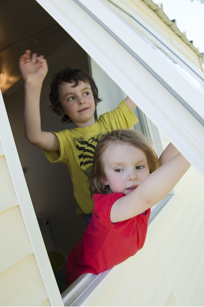 Закройте окна: как уберечь маленьких детей от падений