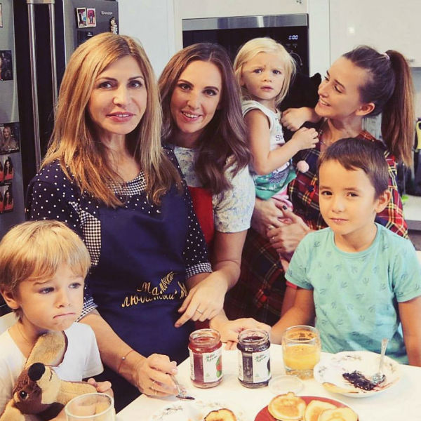 Ирина Агибалова с дочерями и внуками