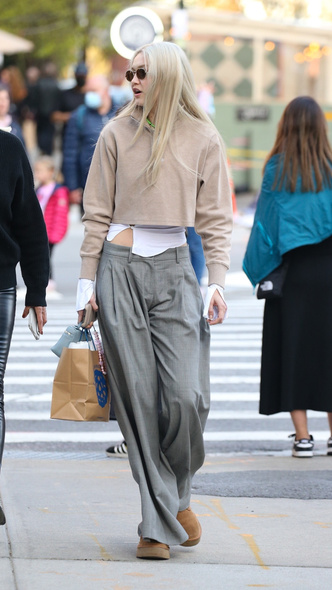 Папины брюки + очень короткое худи: как топ-модель Джиджи Хадид одевается каждый день