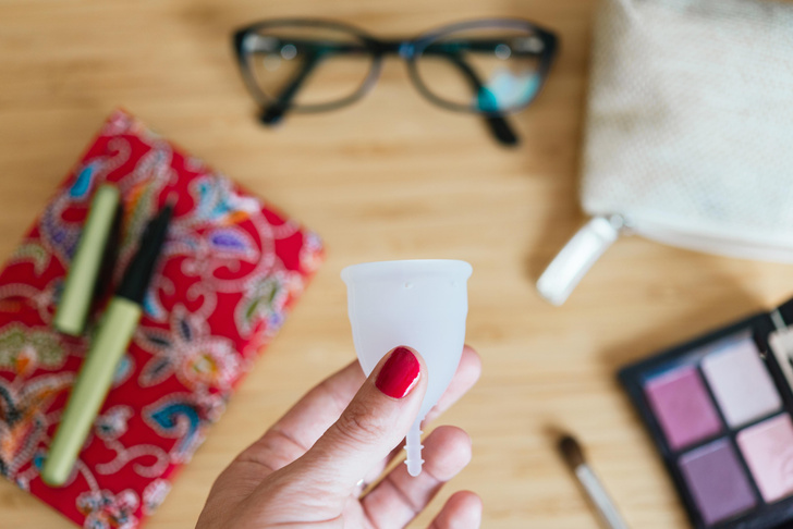 «Это не странно и не грязно»: личный опыт 5 женщин, использующих менструальные чаши