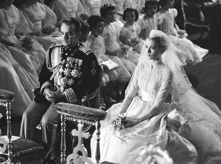 Торт в виде дворца и тысячи орхидей: самые экстравагантные свадьбы звезд, которые мы не можем забыть