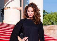 45-летняя Екатерина Климова «засветила» пикантную татуировку в платье с экстремальным разрезом