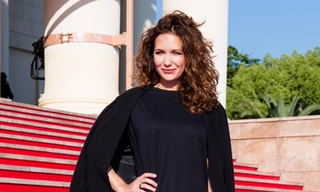 45-летняя Екатерина Климова «засветила» пикантную татуировку в платье с экстремальным разрезом