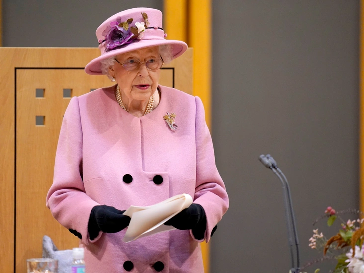 Елизавета II произносит речь в Сиамбре во время торжественного открытия Шестого Сенедда в Кардиффе, 14 октября 2021