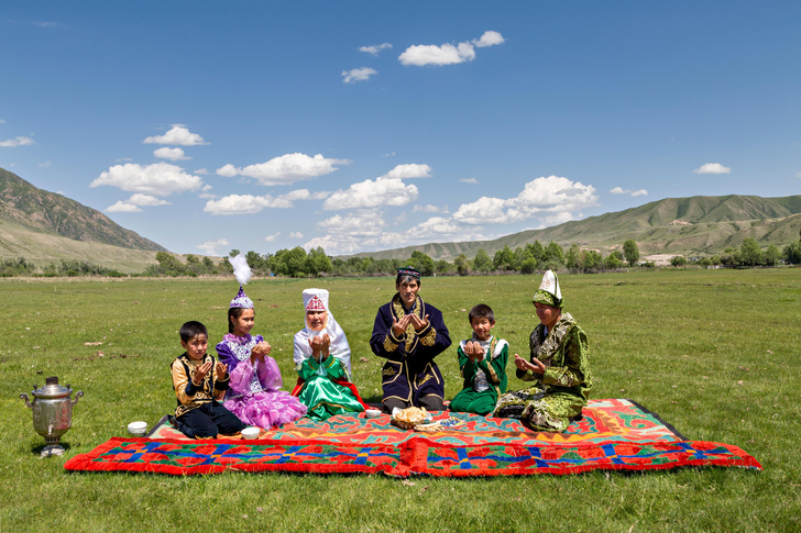 Трое детей — минимум, шесть — в порядке вещей: по каким правилам живут современные семьи в Казахстане