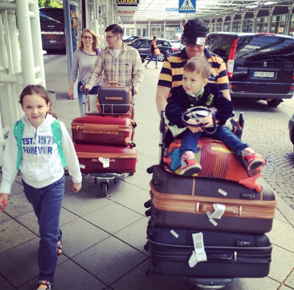 Семья прибыла в аэропорт Мюнхена