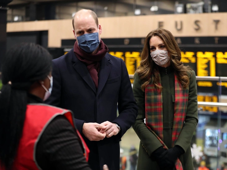 Герцог и герцогиня Кембриджские разговаривают с работниками транспорта на лондонском вокзале Юстон перед отправлением королевского поезда, 6 декабря 2020