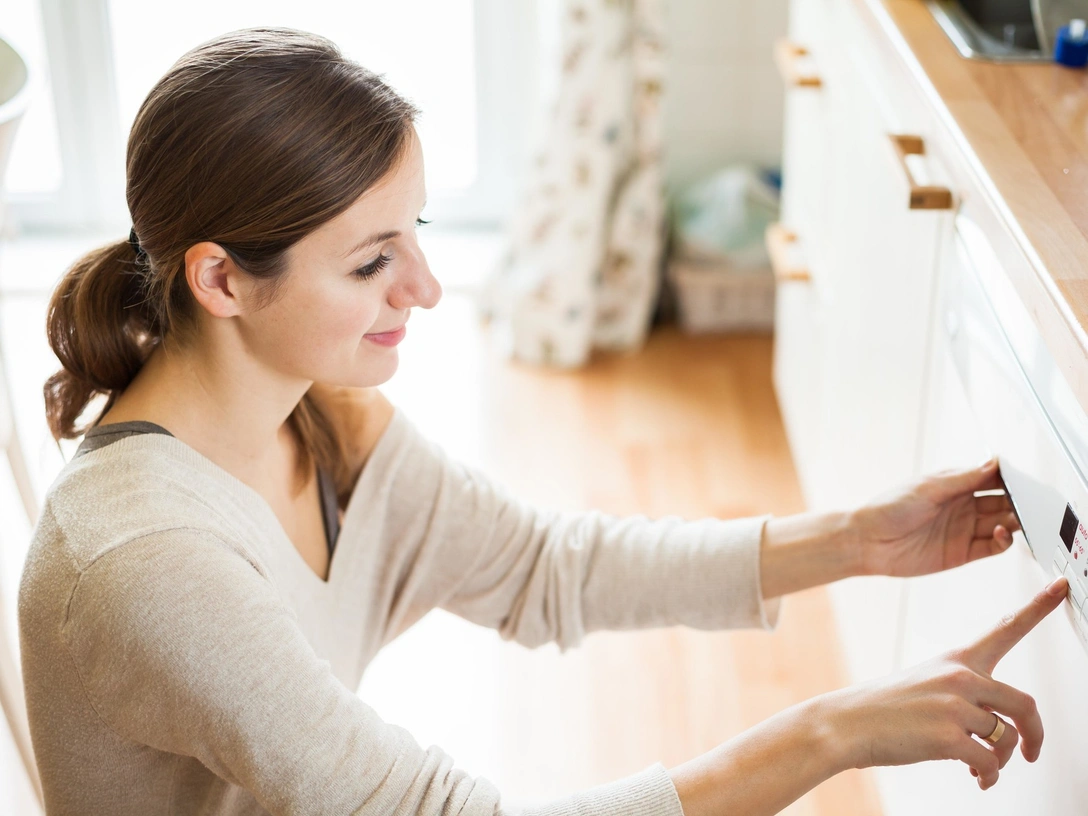 2 в 1: самый необычный лайфхак для посудомоечной машины, который сэкономит ваши деньги на химчистку (попробуйте тоже) | marieclaire.ru