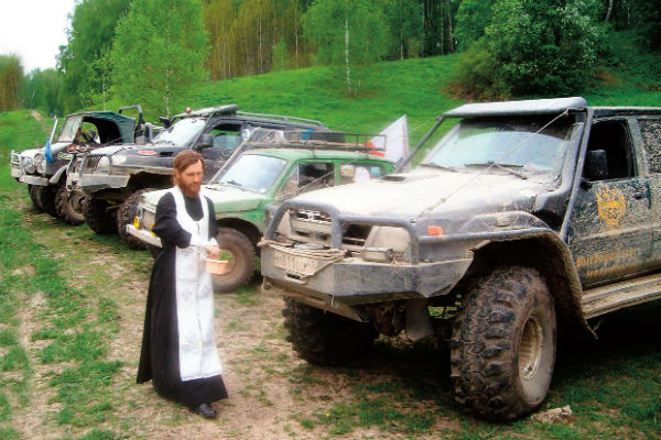 В соцсетях отец Павел создал группу «Поп на джипе», где отвечает на вопросы пользователей о вере и быте