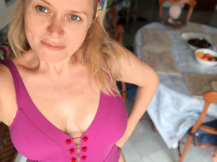 45-летняя Анна Михалкова потрясла снимком в купальнике с глубоким декольте