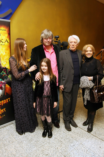 Олег Стриженов с супругой, сыном Александром и внучками