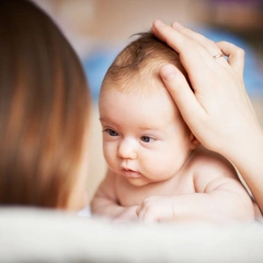 Родовая «грязь»: как убрать корочки на голове у грудничка