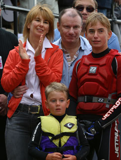 Наталья и Владимир Потанины со старшим сыном Иваном и младшим сыном Василием. 2004 год