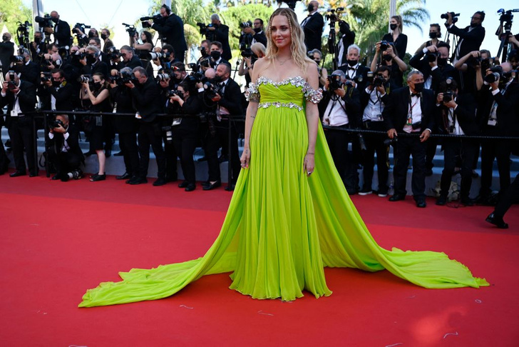 Королева эльфов и ресайклинга: Кьяра Ферраньи выбрала платье, украшенное цветами из алюминия