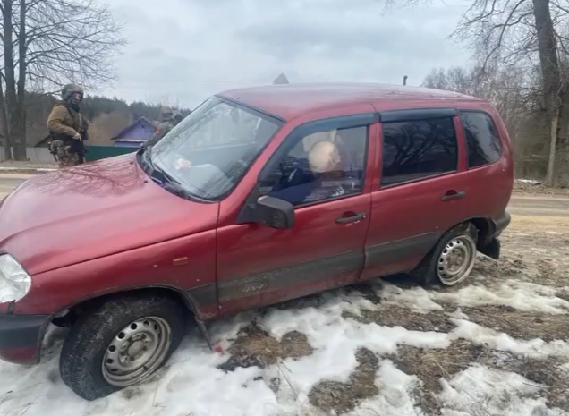 Расстрелянное авто, в котором были дети, мертвый водитель: кадры с места теракта в Брянской области