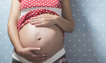 Почему торчит пупок у беременных