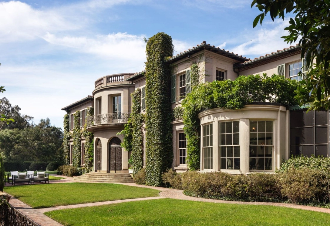 В Лос-Анджелесе продан бывший дом Тони Кертиса и Шер | Источник: Майк Келли