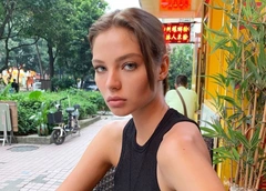 Алеся Кафельникова показала архивные фото с родителями