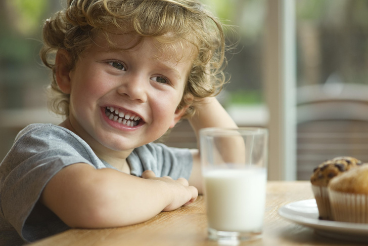 Молоко вредно до двух лет? Врач-педиатр развеяла 4 мифа о напитке