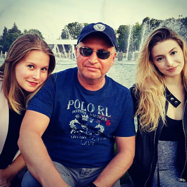 Леонид Агутин с дочками Полиной и Лизой | Источник: Instagram (запрещенная в России экстремистская организация)