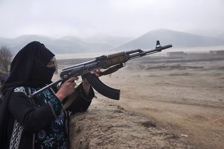 «Калашников» вместо ребенка: почему афганских девочек воспитывают мальчиками
