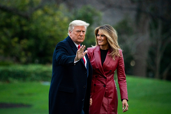 Ухожу красиво: Мелания Трамп в сенсационном кожаном пальто оттенка «красный русский»