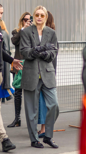 Джиджи Хадид показывает, как носить перчатки в 2023 году — сейчас это самый модный аксессуар
