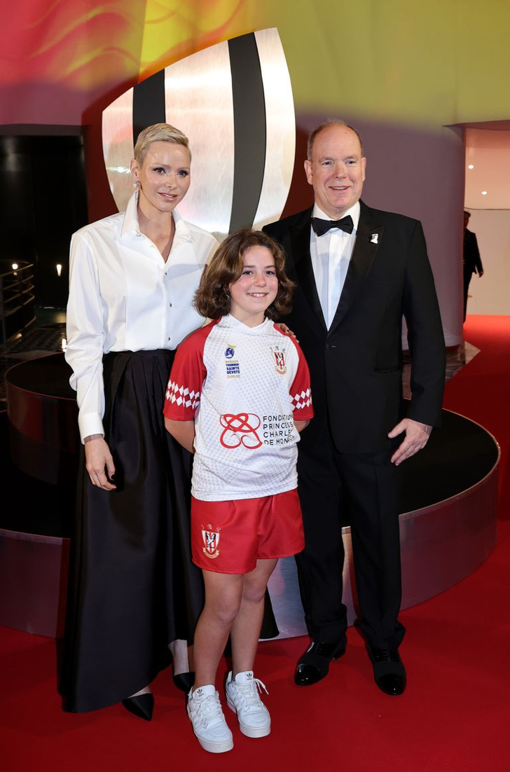 Нарушая протокол: княгиня Шарлен в белой рубашке и юбке Dior в пол, но с очень дерзким маникюром в Монте-Карло