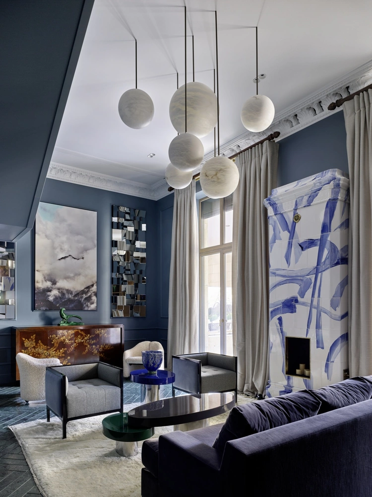 Фрагмент гостиной. На полу — мраморный паркет Indian green. Диван, Liaigre. Кресла, Luisa Рeixoto, Booroom Gallery. Люстра, Atelier Alain Ellouze. Марокканский ковер, Benifez. Изразцовая печь по эскизу дизайнера выполнена на производстве «КимрПечь» | Источник: Сергей Ананьев. Cтиль: Наталья Онуфрейчук