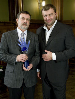 В 2008 году Александр победил в «Битве экстрасенсов». На фото с ведущим – Михаилом Пореченковым
