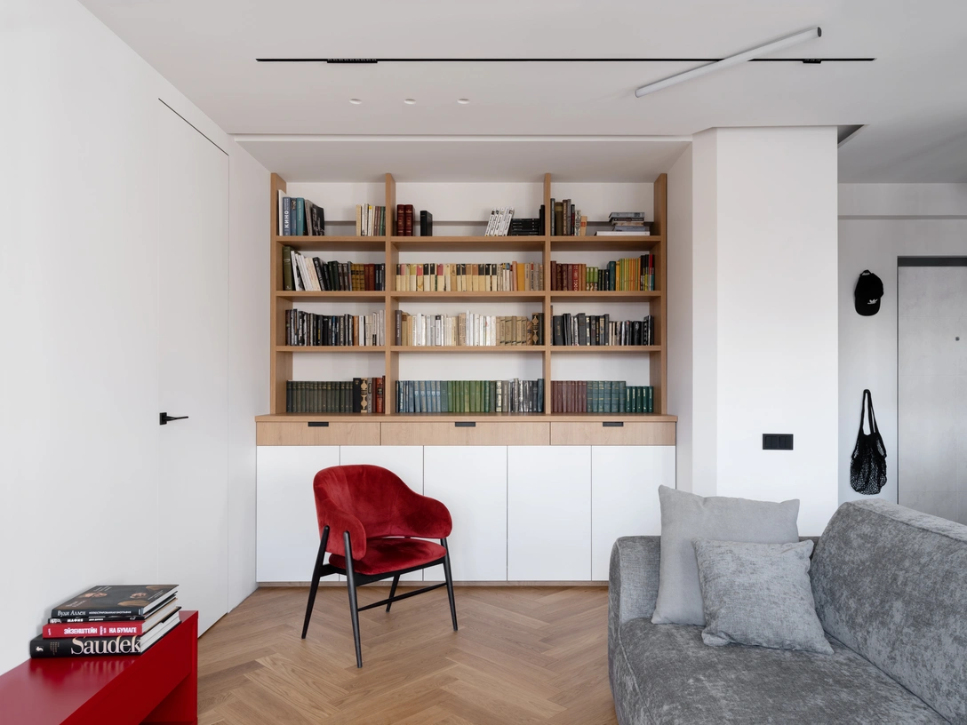 На полу — инженерная доска, Golden Wood. Стеллаж с закрытыми зонами хранения выполнен на заказ по эскизам дизайнера. Освещение, «Центрсвет». Кресло Family Look, Sinteza. | Источник: Инна Каблукова. стиль: Софья Свешникова