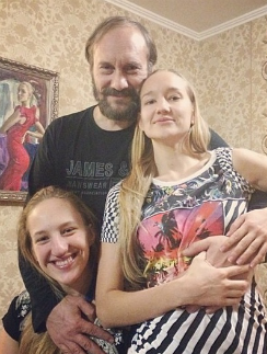 У Евгения три дочери: Аглая( на фото слева), Полина и 8-летняя Анфиса