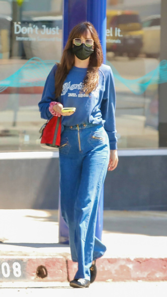 Расклешенные джинсы и яркая сумка: новый стильный образ Дакоты Джонсон в стиле 70-х