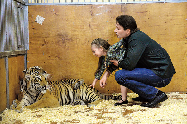 Во время съемки Эдгард впервые завел дочку в клетку с тиграми, Стефания не испугалась и потрогала большую кошку