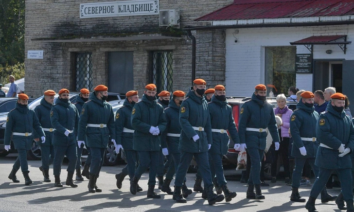 Главу МЧС России Евгения Зиничева похоронили в Санкт-Петербурге рядом с родителями